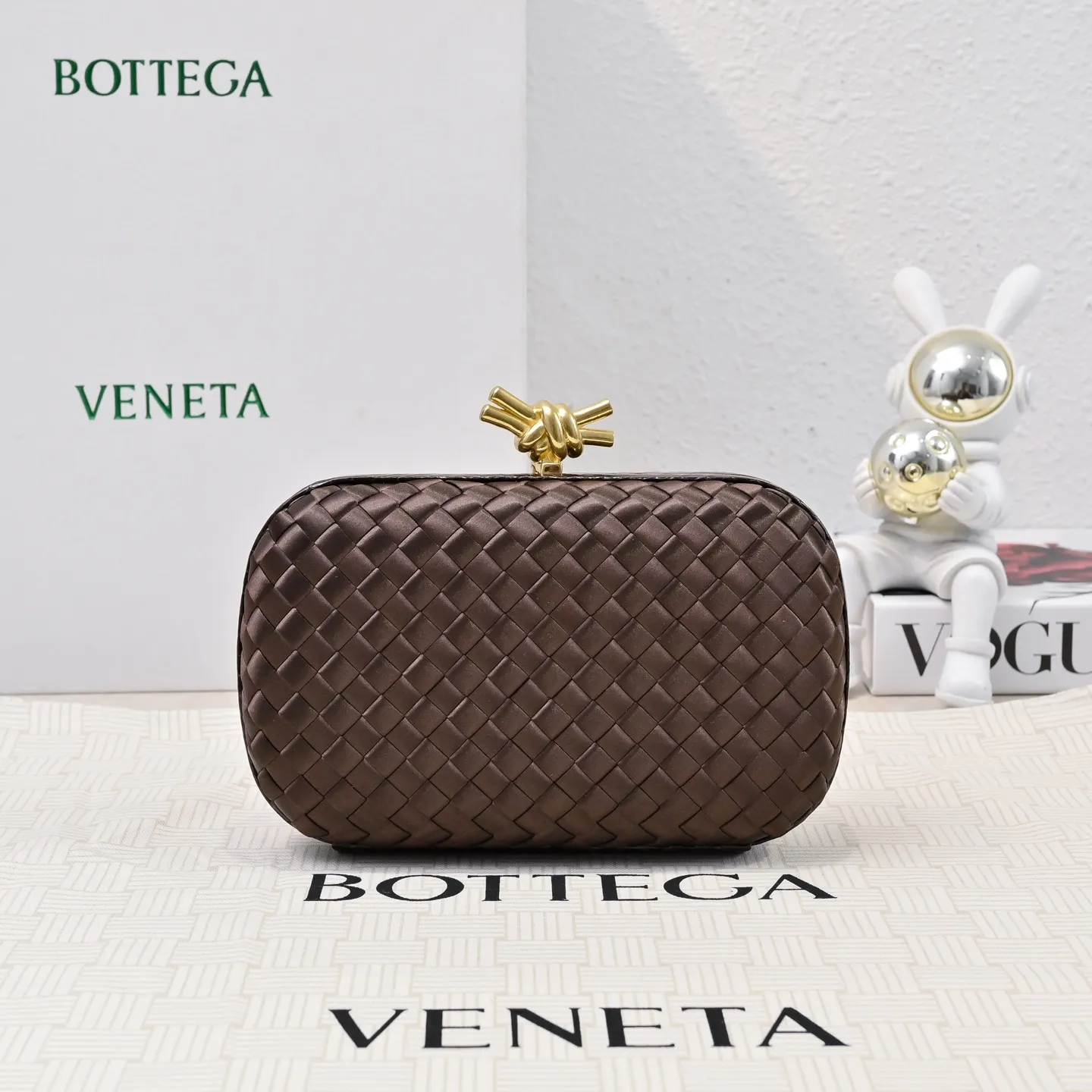 Batch 1460 #BV Knot woven evening bag series ~ Each bag reveals exquisite elegance💫Iconic classic silk weaving➕snake skin trimming with knot buckle, soft and delicate feel. The design is small and exquisite, low-key without logo, elegant and elegant. Paired with evening dress or cheongsam, it has the atmosphere of a famous and wealthy lady. Full of aura and invincible texture💃 Model: 7622 Dimensions: 20x12x5.5